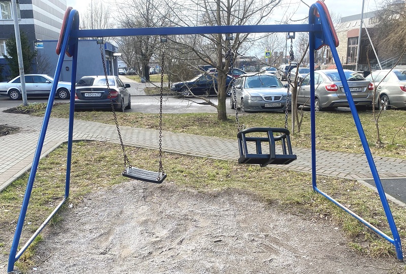 Калининградские мартовские качели, или Пришёл марток, надевай семь порток