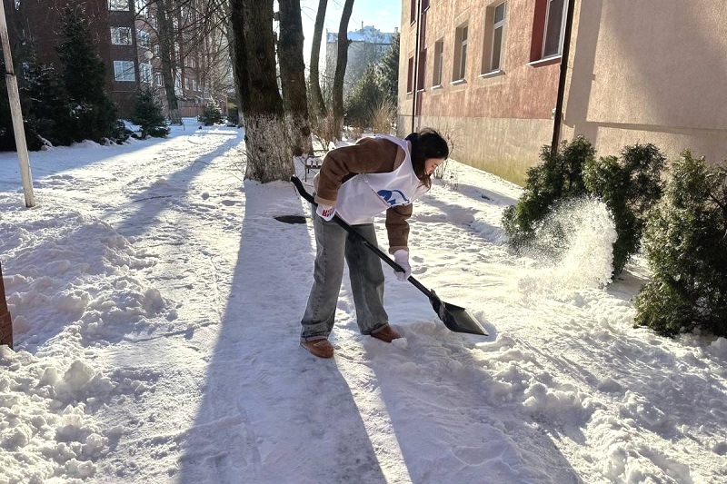 В Калининграде активисты «Единой России» и «Молодой Гвардии» взялись за лопаты