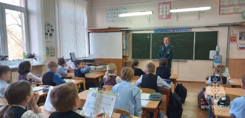 Спички детям не игрушка: сотрудники МЧС России проводят с учениками «увлекательные беседы»