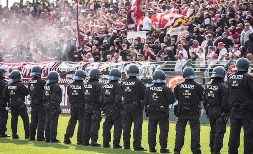 Футбол в Германии: на матче «Динамо» - «Энерги» пострадали 155 полицейских