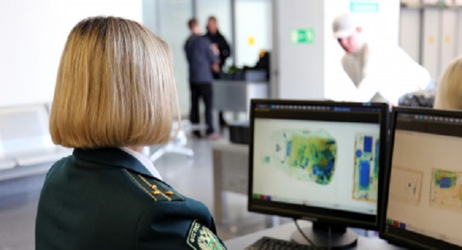 Калининградские таможенники нашли в багаже авиапассажиров боксерские капы и дверные замки