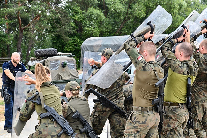 Полицейские тренируют солдат Войска Польского защищаться от агрессивной толпы