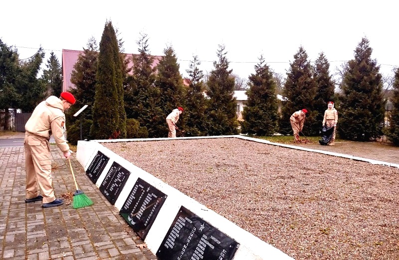 На мемориалах Зеленоградского округа провели генеральную уборку
