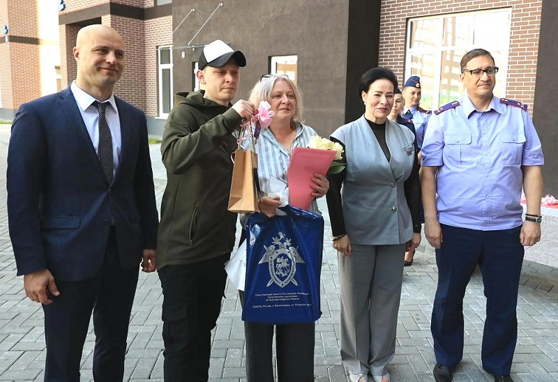В Калининграде по поручению губернатора жильцам аварийного дома вручили ключи