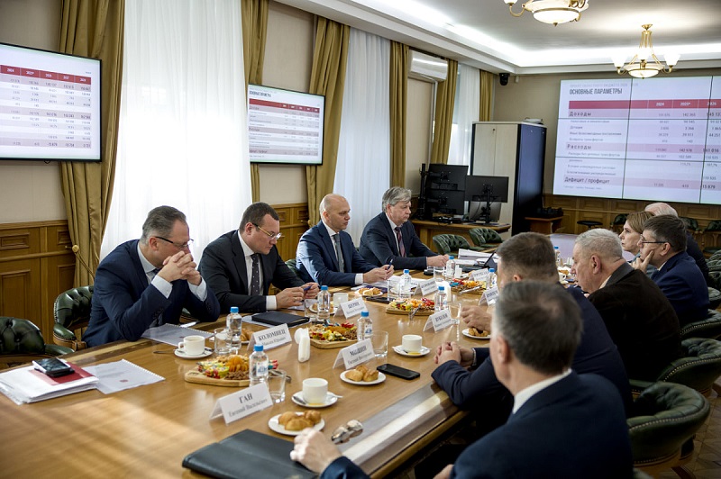 За одним столом сидели: губернатор обсудил с депутатами проект бюджета