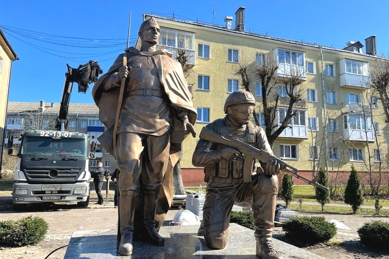 В муниципалитетах: в Светлом установили монумент, посвященный защитникам Отечества