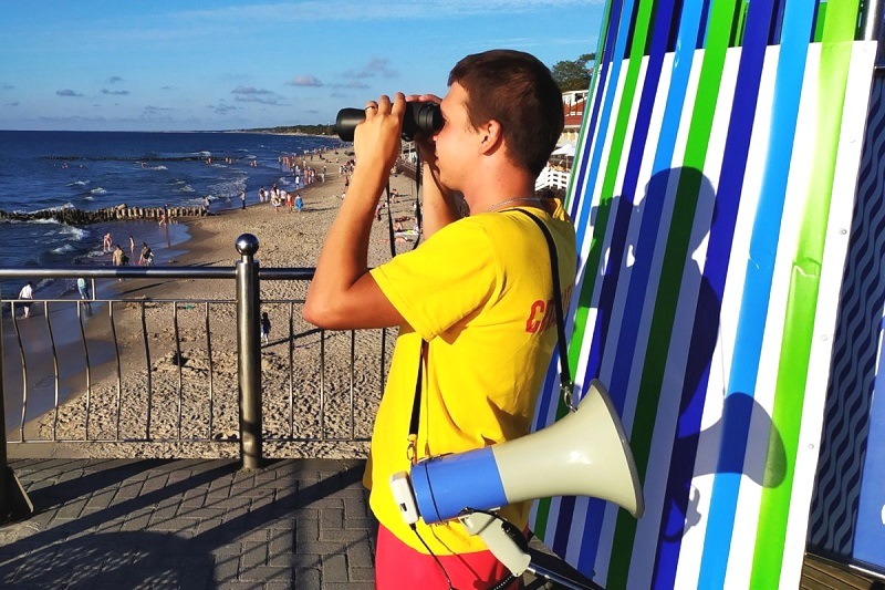На пляжах курортного Зеленоградска трепещут чёрные сигнальные флаги