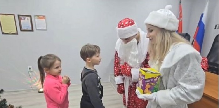 Полицейский Дед Мороз и Снегурочка продолжают дарить подарки детям Калининградской области