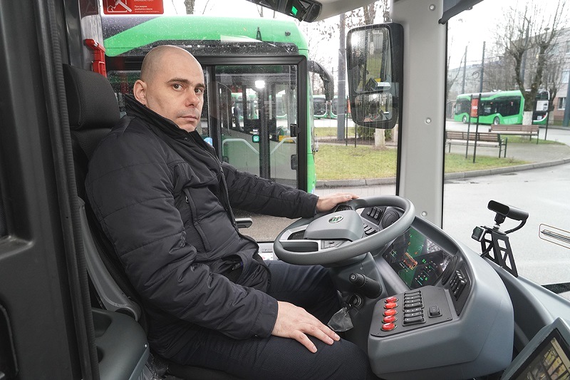 Губернатор Алексей Беспрозванных осмотрел новые троллейбусы 