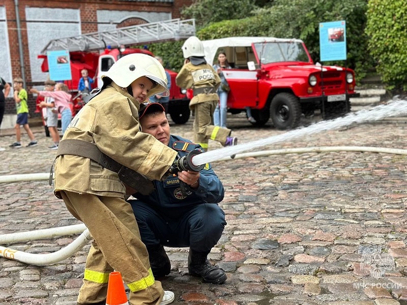 В Калининграде в пожарно-спасательной части №1 отметили 77-й год рождения