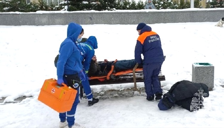 В Калининграде на Верхнем озере спасали мужчину провалившегося под лёд концом Александрова