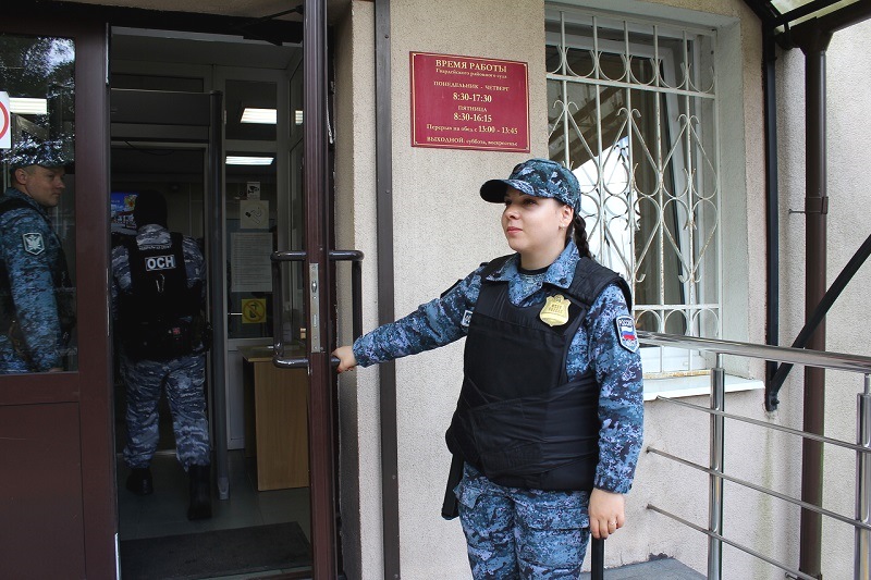 Две автоледи не смогли разъехаться на дороге, пришлось вмешаться судебным приставам 