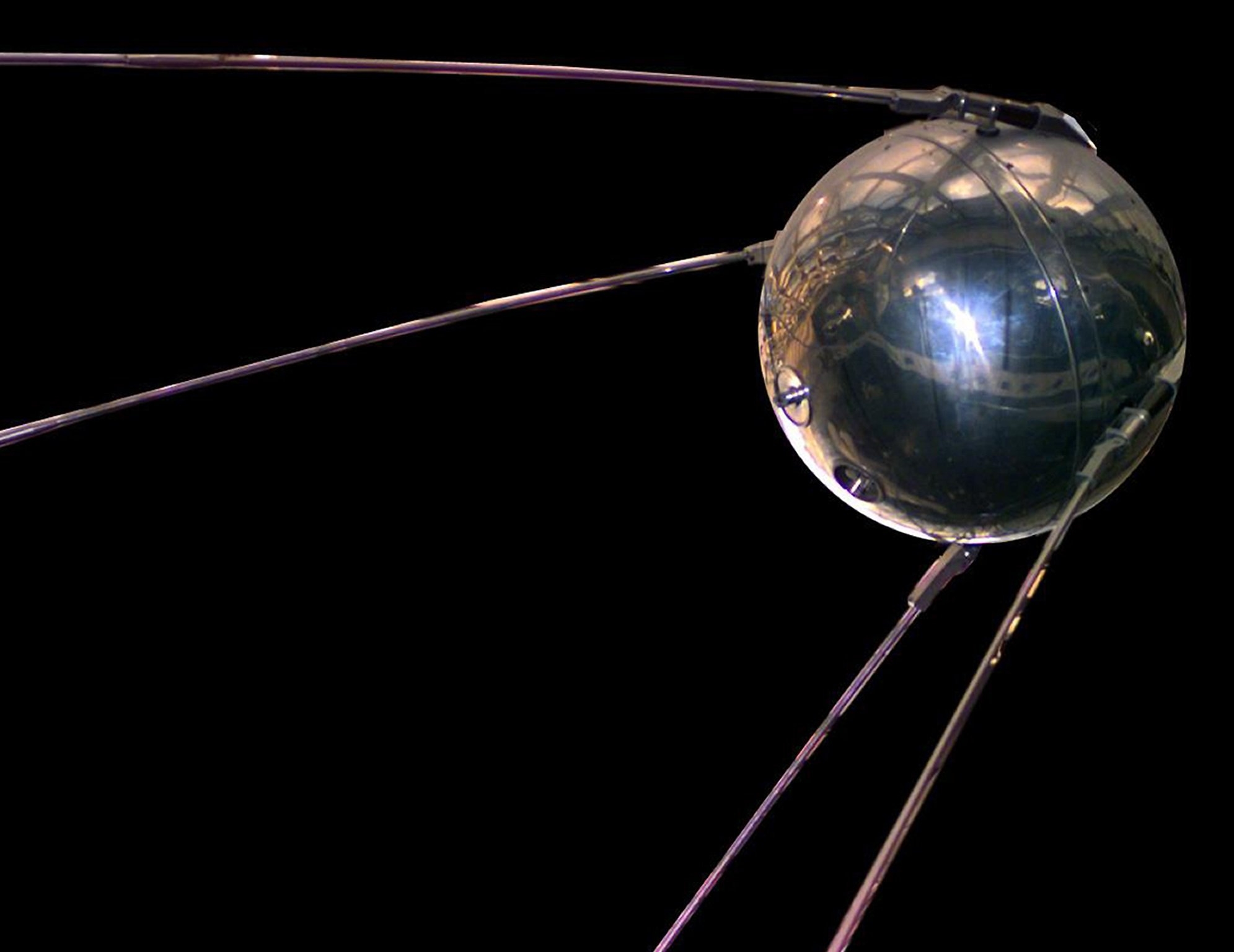 Какое имя носил первый искусственный спутник земли. Первый Спутник земли запущенный 4 октября 1957 СССР. Первый искусственный Спутник земли 1957г. Первый искусственный Спутник земли СССР 1957. Спутник-1 искусственный Спутник.