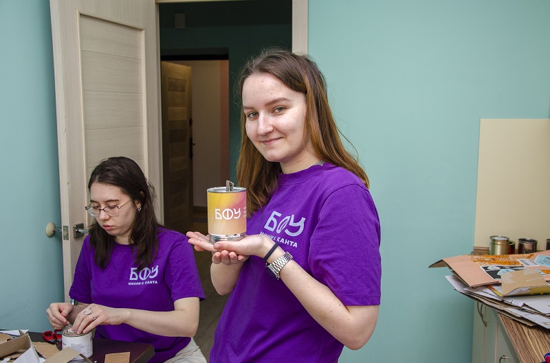 В Калининграде студенты мастерят свечи для участников СВО