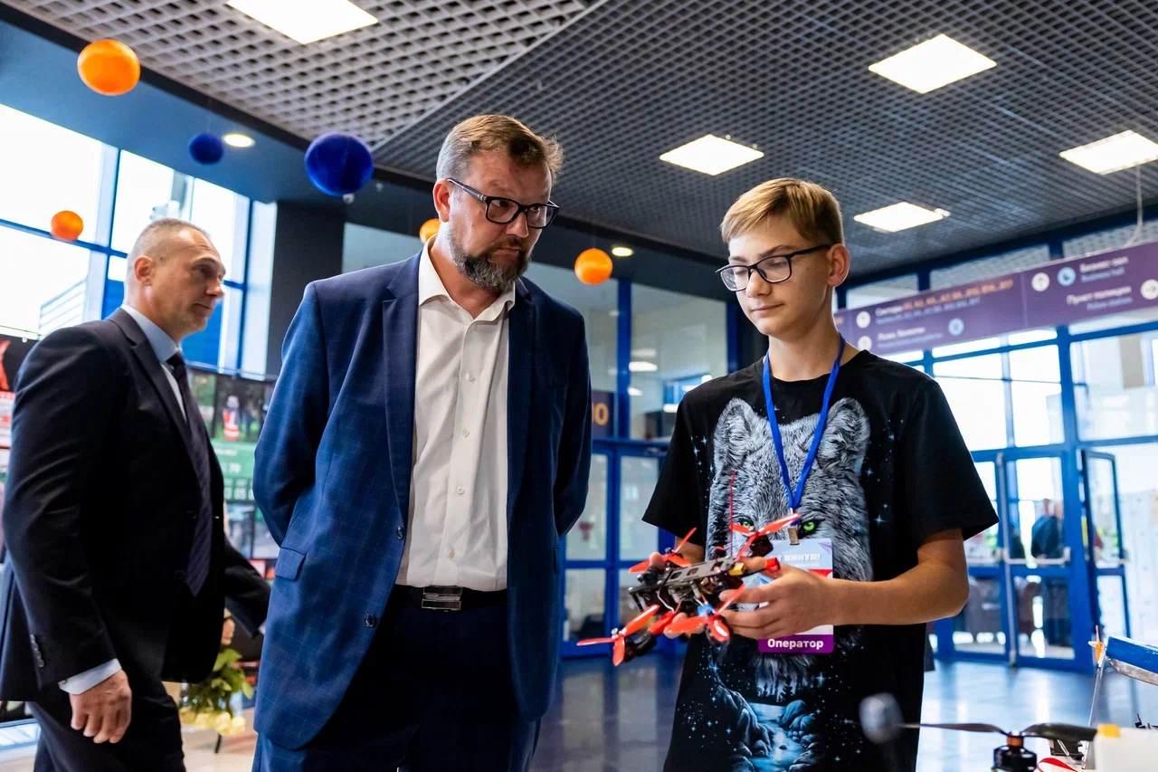 «От винта»: в Калининграде прошёл региональный фестиваль беспилотной авиации для школьников
