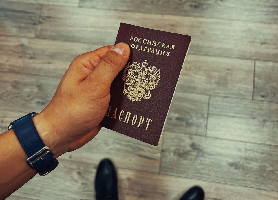 В Калининграде полицейские вручили паспорт переселенцу, оказавшемуся в сложной ситуации