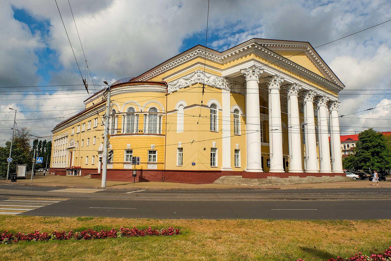 Калининградский областной Драмтеатр в рамках акции продлевает время работы и снижает цены на билеты