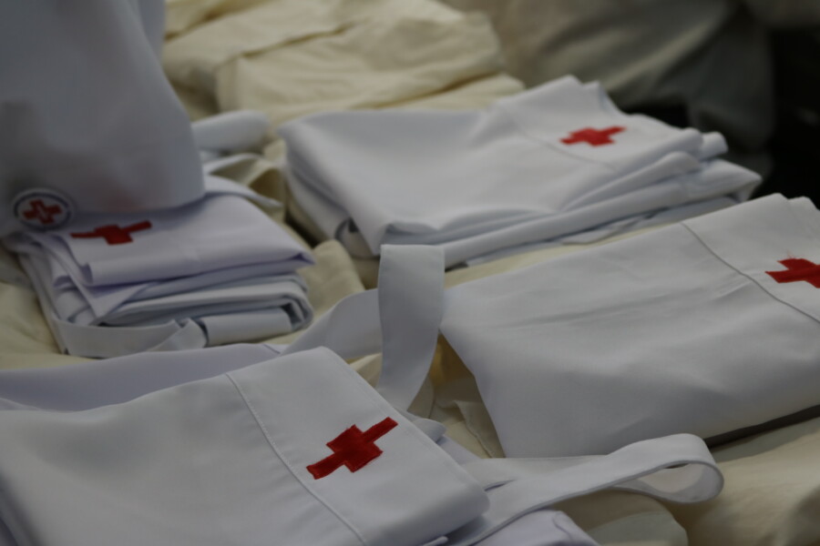 В Калининграде студенты передали платья для сестер милосердия и средства для лежачих больных