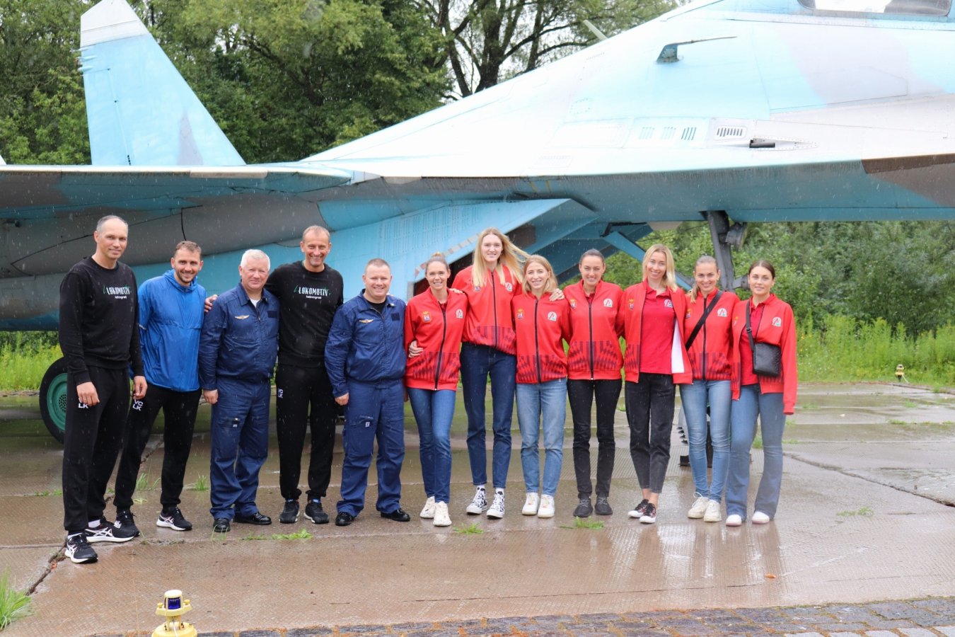 Волейболистки калининградского «Локомотива» побывали в гостях у летчиков Балтфлота