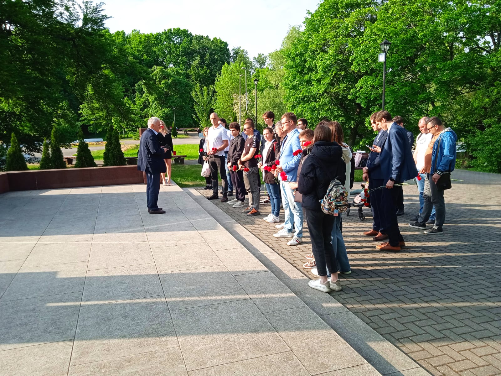 Сегодня в Калининграде общественники возложили цветы к памятнику воинам пограничникам
