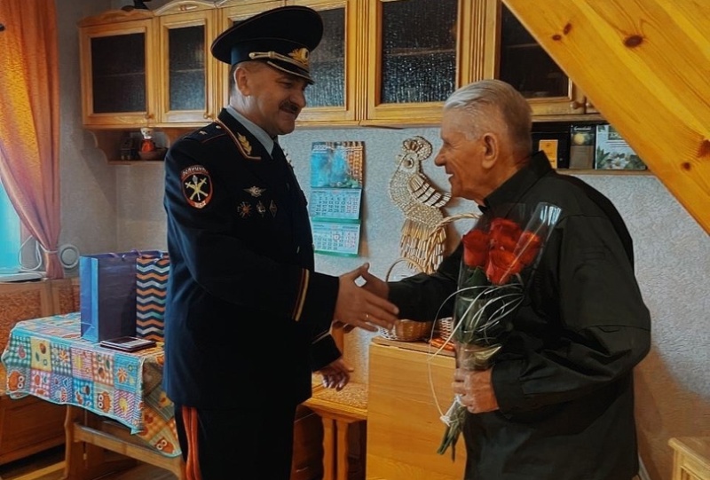 В Калининграде начальник регионального УМВД поздравил с днем рождения и профессиональным праздником полковника милиции в отставке