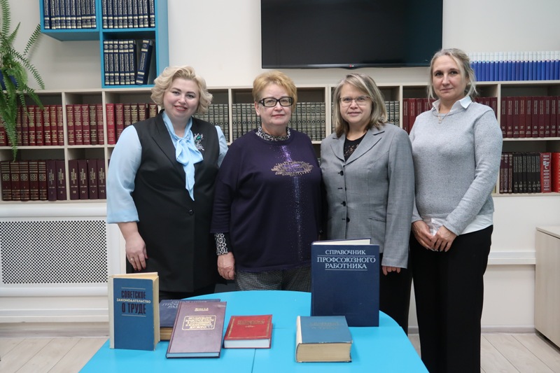 Калининградская библиотека получила подарки от профсоюза работников жизнеобеспечения