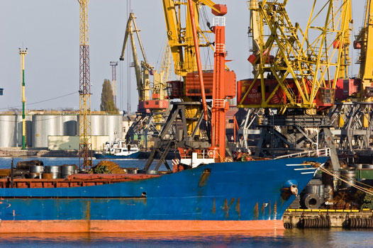 Прокуратура организовала проверку по факту разлива нефтепродуктов в акватории морского порта Калининград