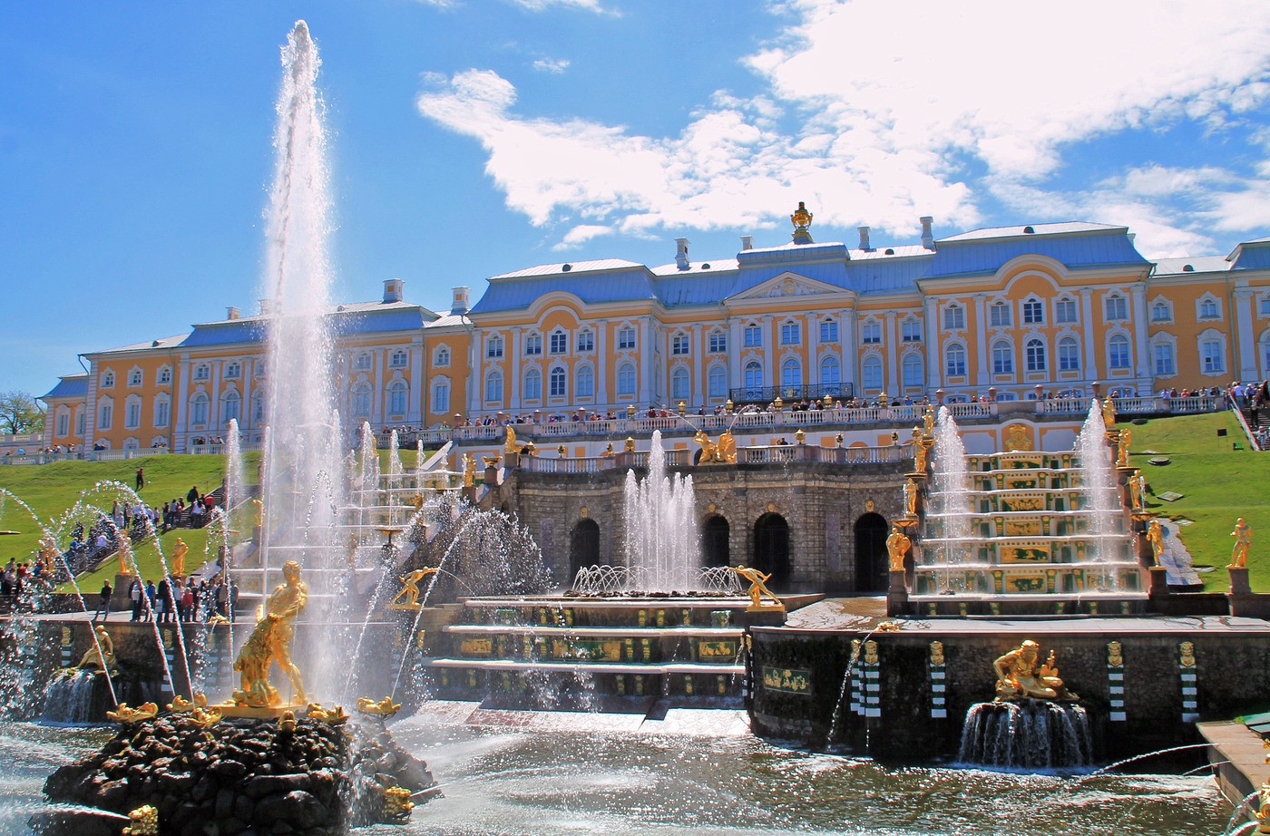 300 лет назад состоялось торжественное открытие летней резиденции русских императоров — Петергофа