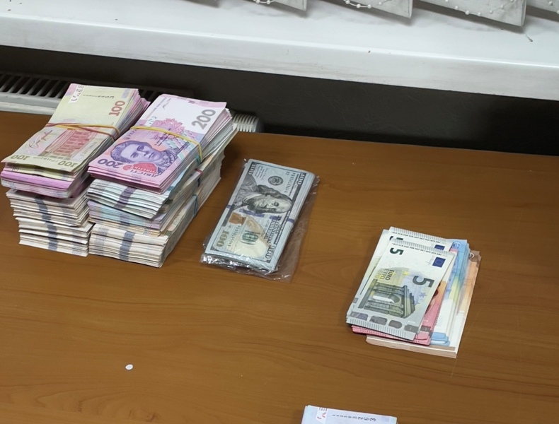 Калининградские таможенники обнаружили в рейсовом автобусе незадеклированную валюту в эквиваленте полутора миллионов рублей