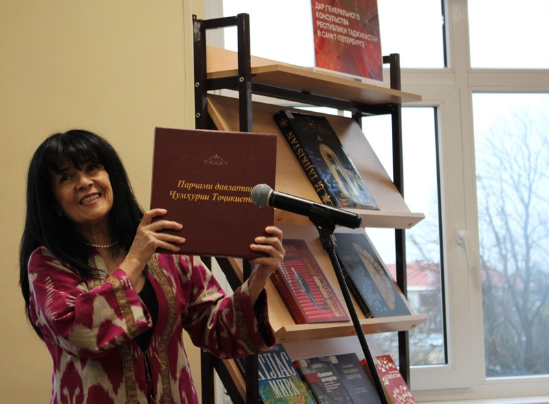Калининградская областная научная библиотека получила в дар книг от Генконсульства Таджикистана
