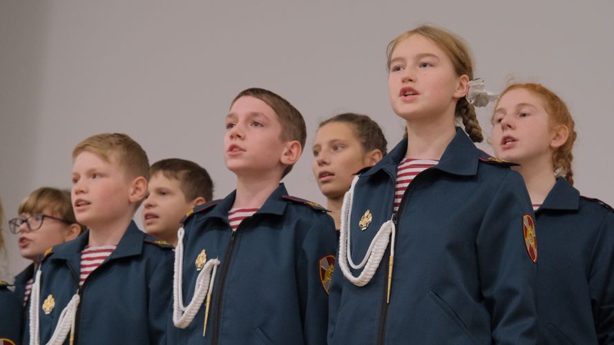 В Калининградской области офицеры Росгвардии поддержали кадет подшефного класса на конкурсе пения