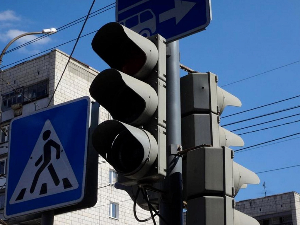 Завтра в Калининграде отключат светофор на оживленном перекрестке