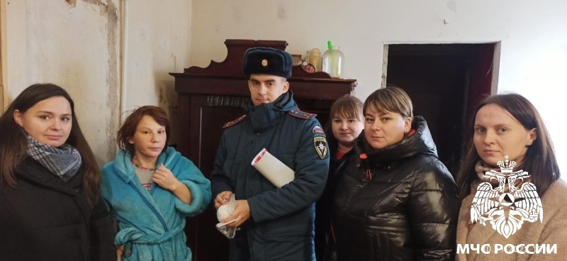 В Калининградской области сотрудники МЧС дарят извещатели