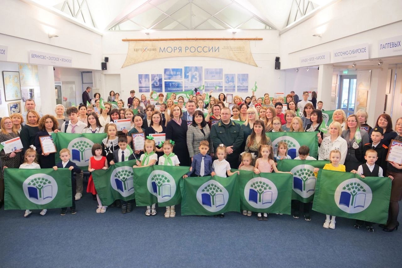 В Калининграде школе вручили Зеленый флаг и диплом