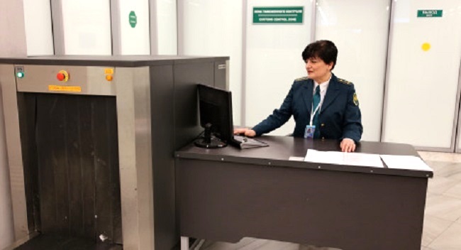 Авиапассажиры пытались вывезти из региона янтарные украшения и хирургические инструменты