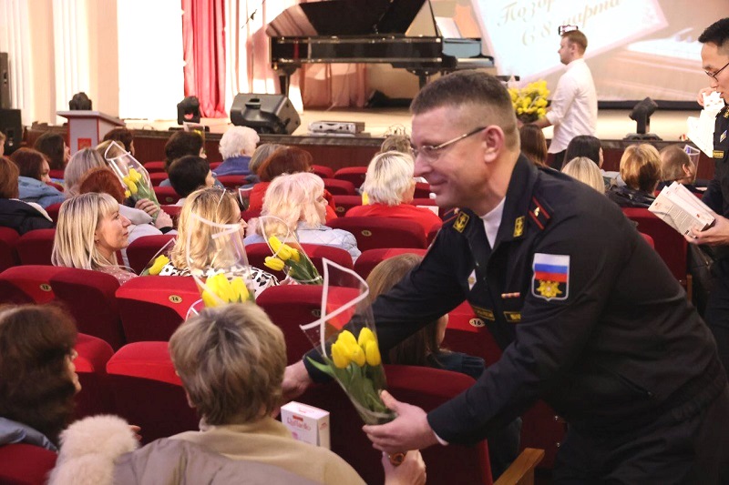 В Балтийской военно-морской базе поздравили женщин с Международным женским днём