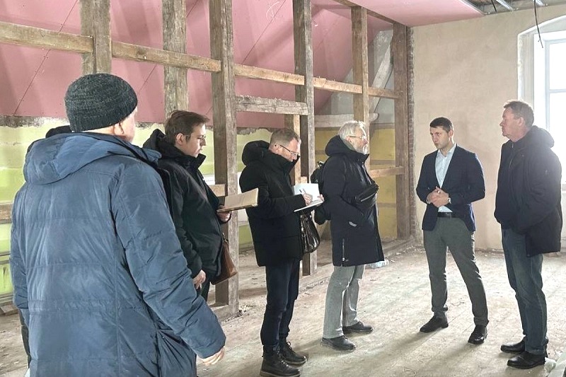 На партийном контроле: единороссы проинспектировали ход ремонта детсада в Черняховске