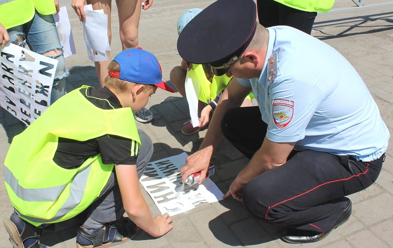 Сотрудники Калининградской магистрали ко Дню защиты детей нанесли предупреждающие надписи