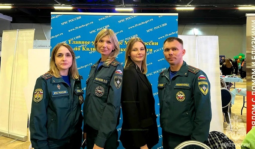 В Калининграде в «Резиденции королей» сотрудники МЧС России показали начинку пожарного автомобиля