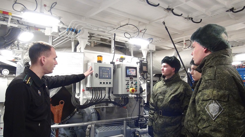 Призывники Пограничного управления ФСБ России по Калининградской области побывали на боевом корабле