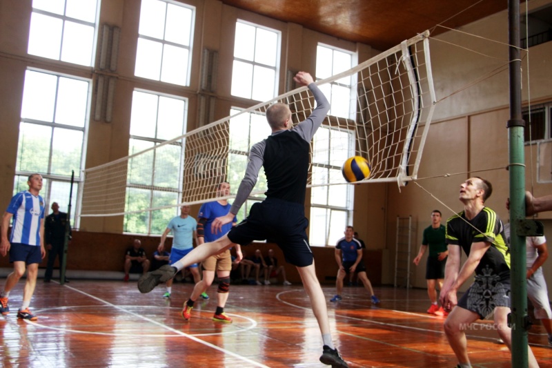 В Калининграде прошли соревнования по волейболу между сотрудниками подразделений МЧС России
