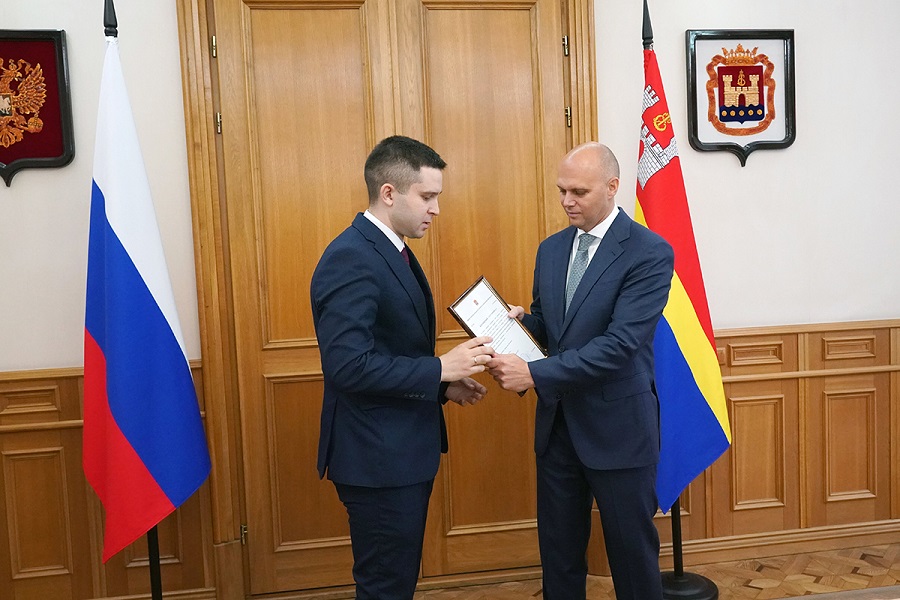 Алексей Беспрозванных вручил жилищные сертификаты медикам